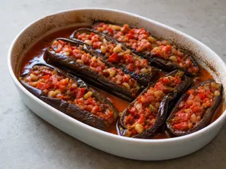 Berenjenas turcas de Imam Bayildi rellenas de tomates y cebollas