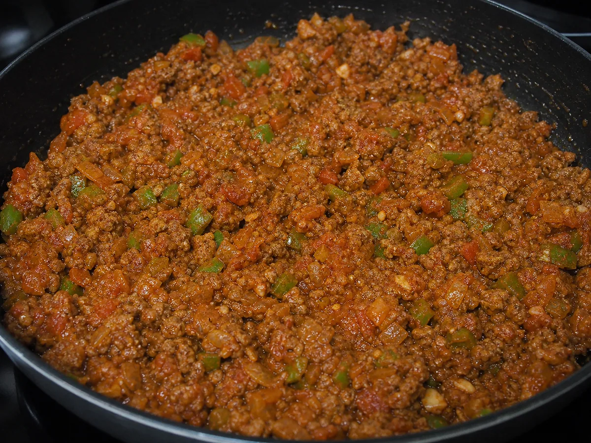 Cocina el relleno de cordero y verduras durante la preparación