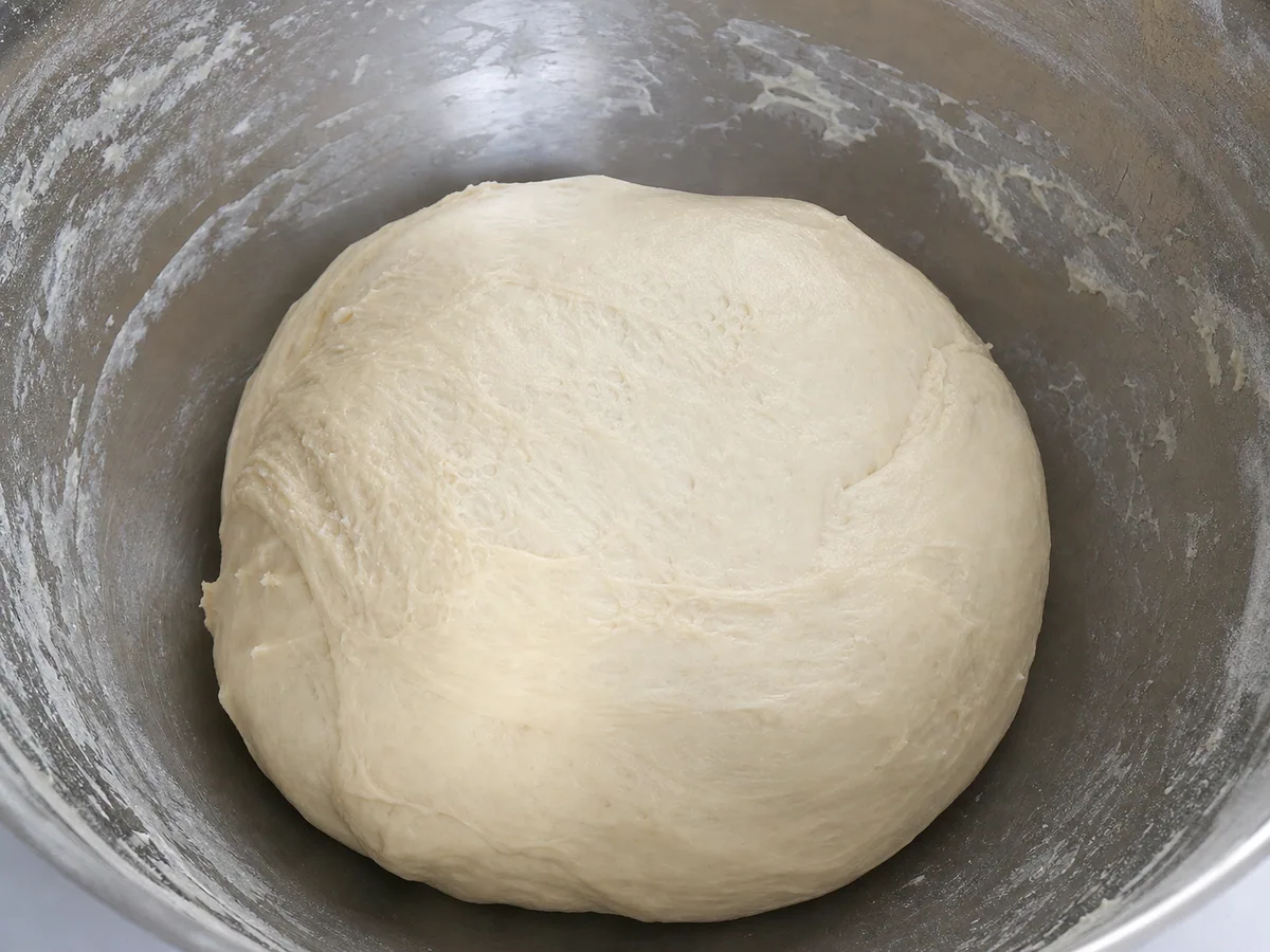 Mezcla y amasa la masa durante la preparación