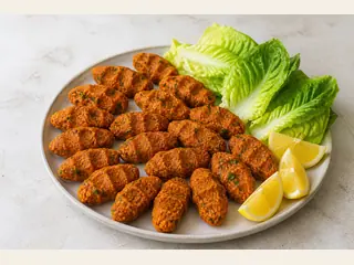 Platter of de lentejas turcas köfte con romaine lettuce y lemon wedges