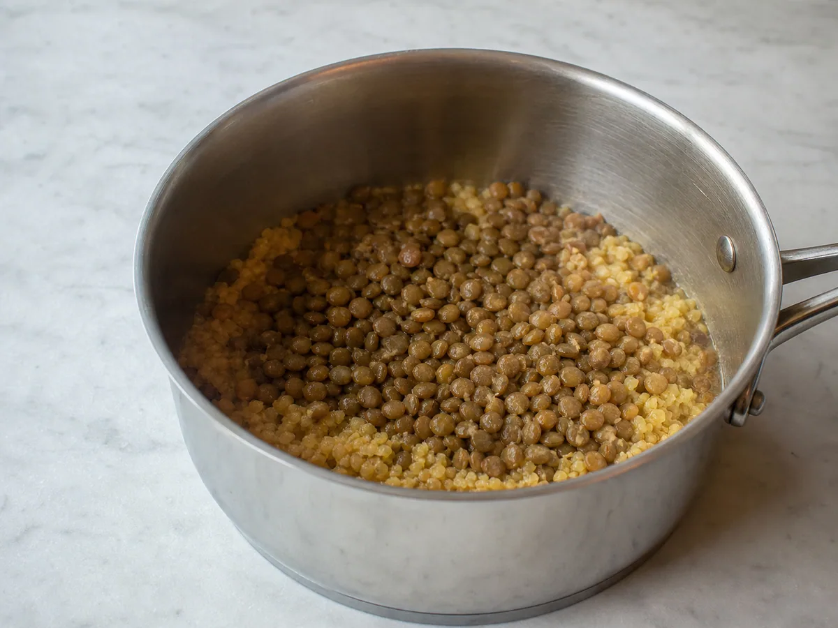 Bulgur macio e inchado absorvido pela mistura de lentilhas, sem grãos secos ou líquido acumulado