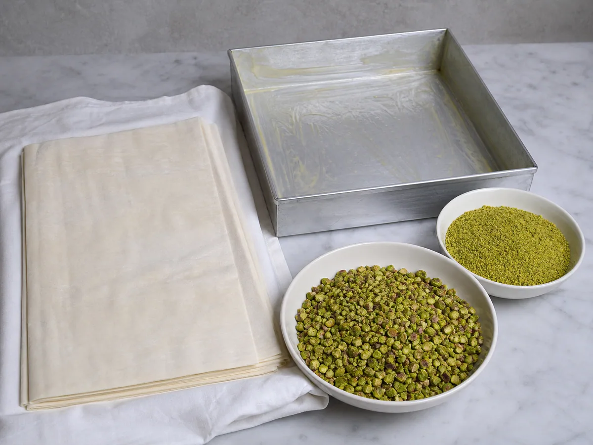 Fuente, masa filo y pistachos preparados