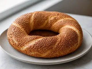 Aros de simit turco retorcidos cubiertos de semillas de sésamo tostadas
