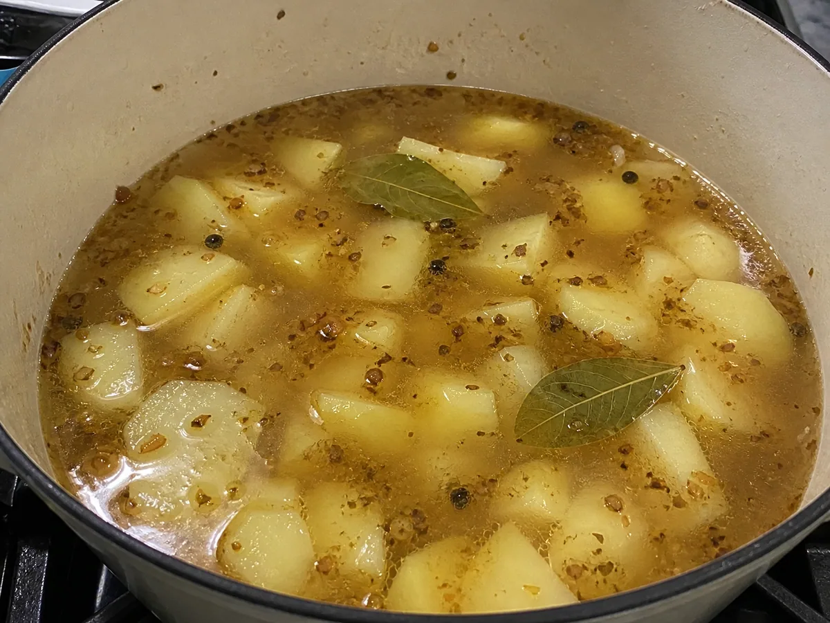 Preparação do caldo e cozimento das batatas