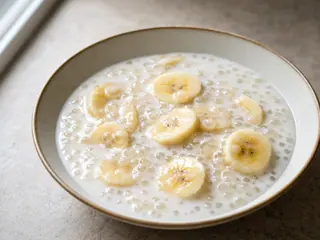 Tazón de pudín vietnamita de plátano con tapioca cubierto con cacahuates triturados