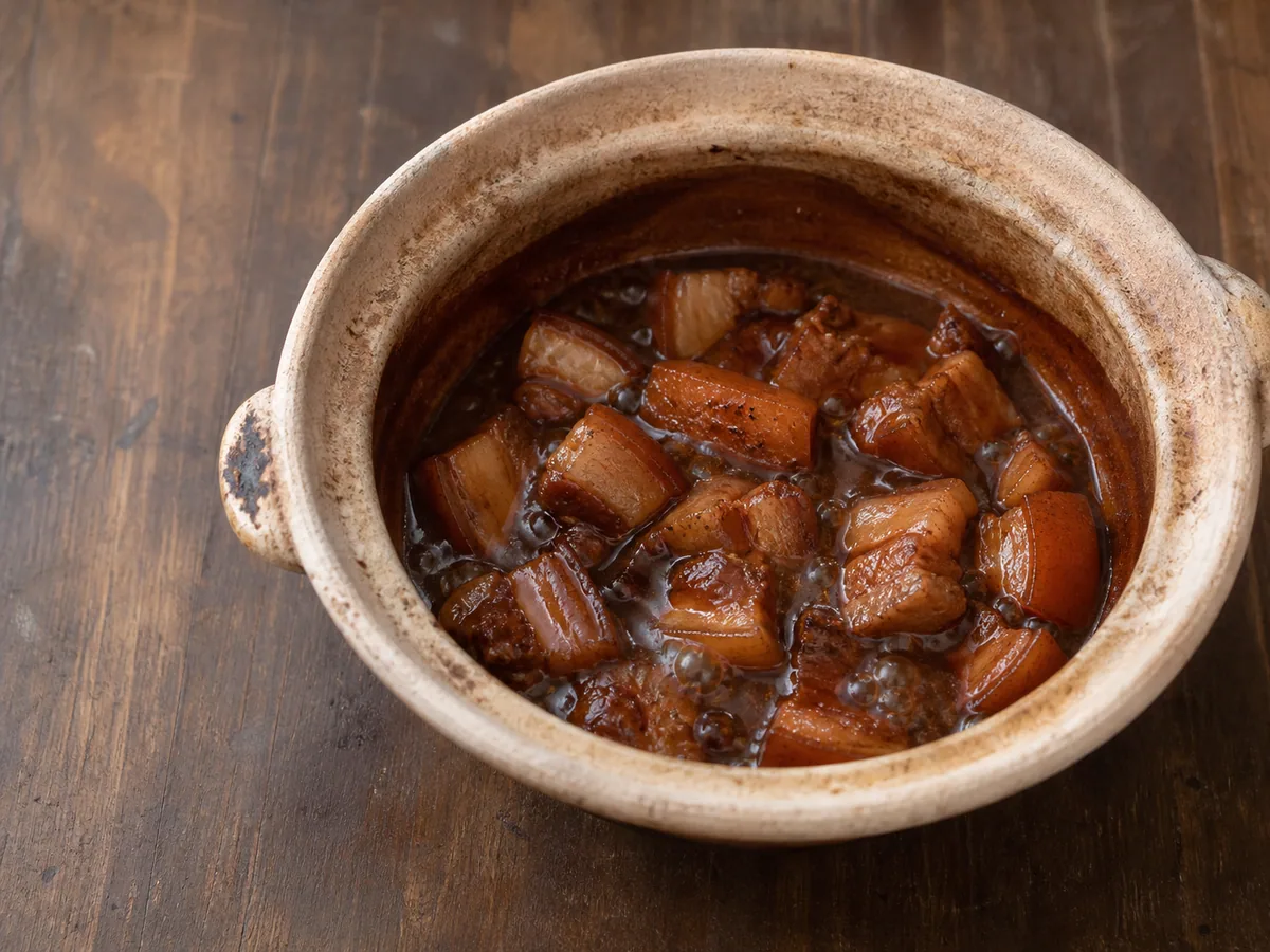 Cerdo vietnamita caramelizado, tierno al tenedor, en líquido de cocción abundante