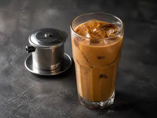 Vaso alto de café helado vietnamita con leche condensada y hielo